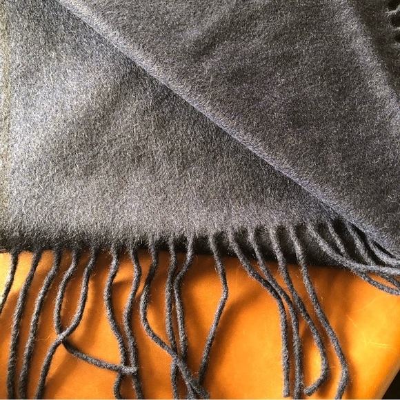 NWOT Saks Fifth Avenue 100 cashmere scarf w fringe navy blue 12x64” - Picture 5 of 6
